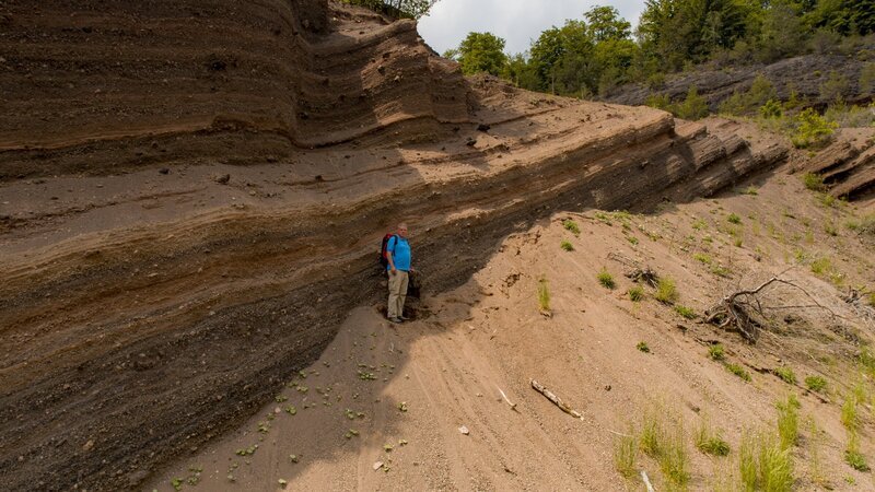 Im Steinbruch Emmelberg entdeckt Colin Devey Spuren des ehemaligen Vulkanismus. – Bild: ZDF und Ricardo Esteban Garzon Mesa