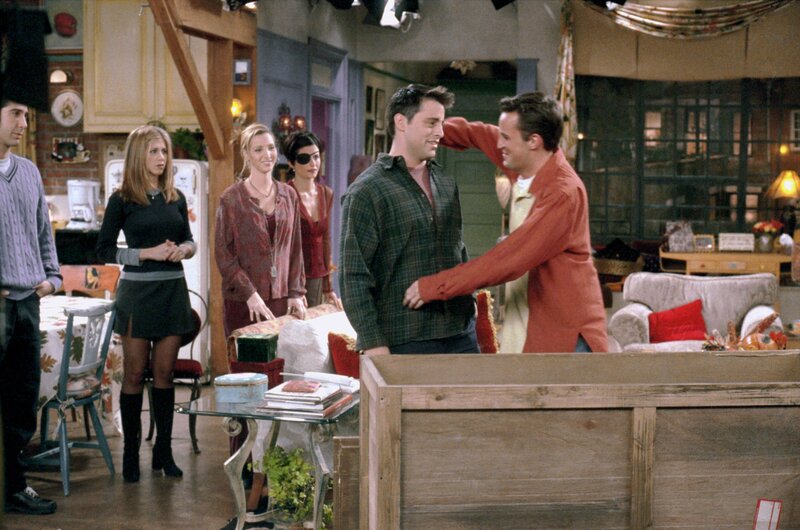 (v.l.n.r.) Ross Geller (David Schwimmer); Rachel Green (Jennifer Aniston); Phoebe Buffay (Lisa Kudrow); Monica Geller (Courteney Cox); Joey Tribbiani (Matt LeBlanc); Chandler Bing (Matthew Perry) – Bild: TVN /​ WB