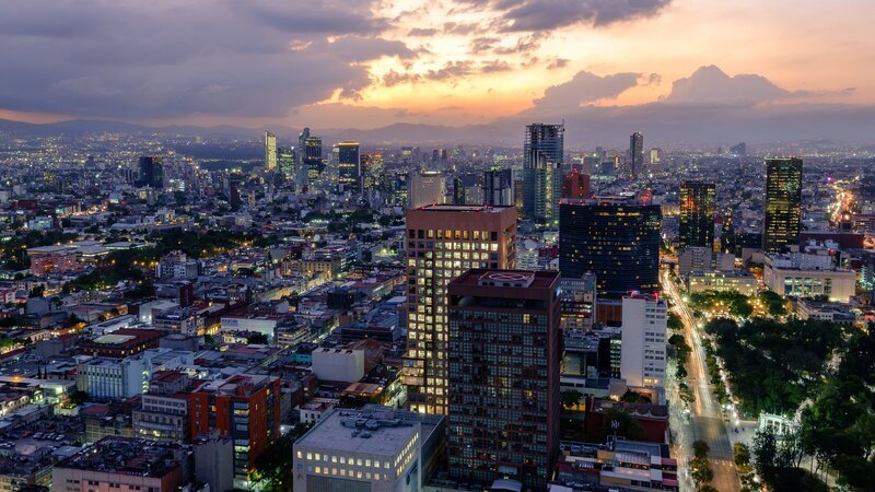 Mexico City bei Nacht – Bild: Moment/​Swärd, Maria /​ Getty Images /​ ZDF