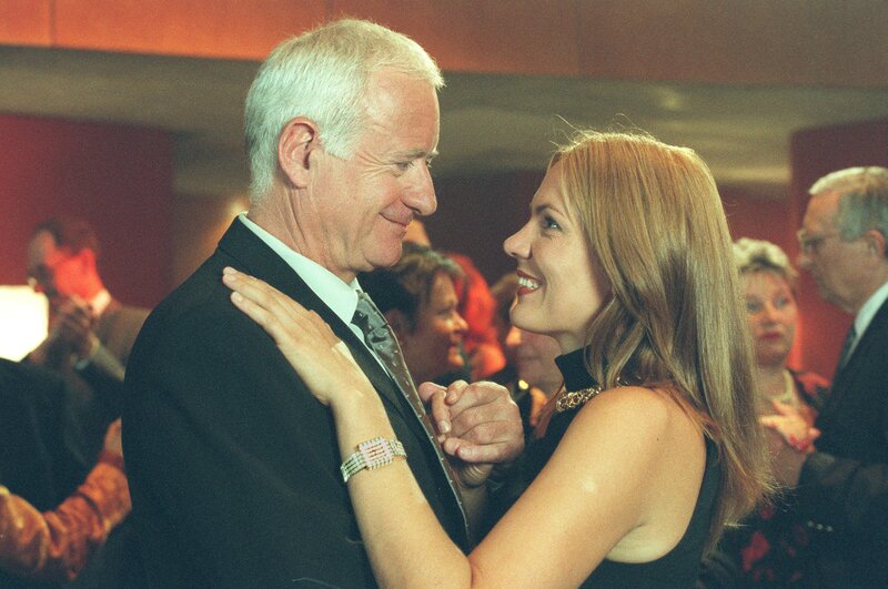 Arthur mit seiner neuen Klientin Carol Redfield nach dem Abendessen (v.li.: Peter Bongartz, Rene Zednikova). – Bild: ORF/​Dor-Film/​Petro Domenigg