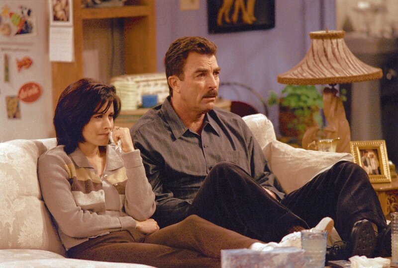 Monica Geller (Courteney Cox, l.); Richard (Tom Selleck, r.) – Bild: Warner TV Comedy