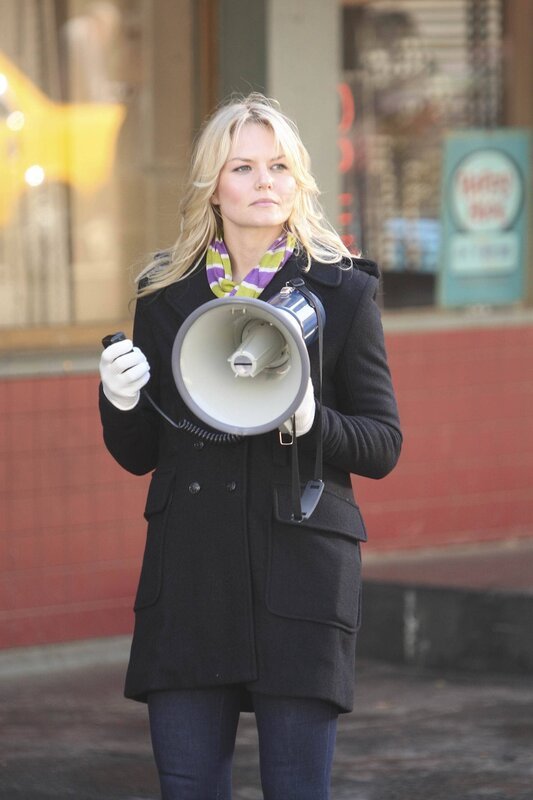Ted trifft auf die hübsche Aktivistin Zoey (Jennifer Morrison), die sich sehr darüber ärgert, dass eine Sehenswürdigkeit abgerissen werden soll, um Platz für das neue Gebäude der Goliath National Bank platz zu machen … – Bild: 20th Century Fox International Television Lizenzbild frei