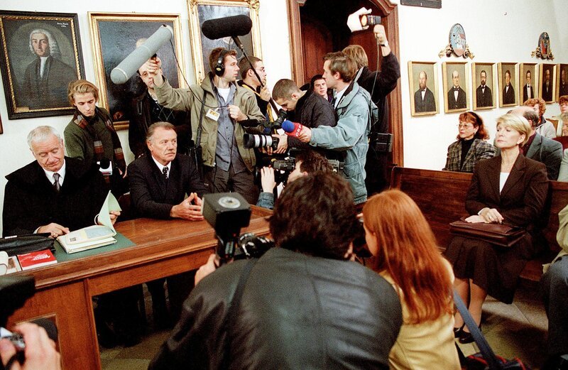 Martin Reidinger nach der Verurteilung (v.li.: Peter Bongartz, Franz Buchrieser, Christiane Hörbiger). – Bild: ORF/​Petro Domenigg