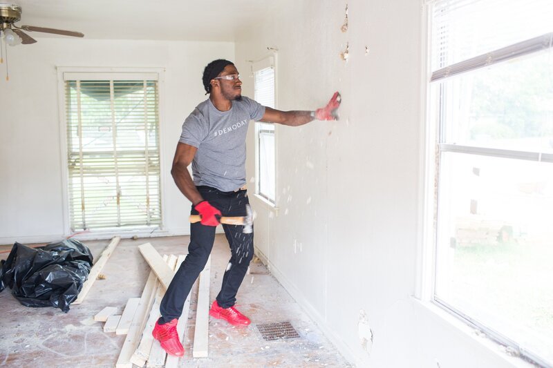 Footballspieler Robert Griffin III hat eine ganz besondere Herzensangelegenheit, bei der er die Hilfe der Renovierungsprofis benötigt: Gemeinsam wollen sie ein neues Traumhaus für die Grahams erschaffen, deren derzeitiges Heim zu klein und nicht barrierefrei ist … – Bild: HGTV/​Scripps Networks, LLC. All Rights Reserved. /​ Rachel Whyte