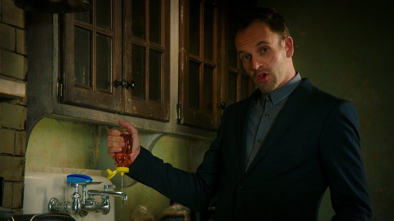 Während sich Holmes (Jonny Lee Miller) und Watson mit einem College anlegen, wird Sherlock ein weiteres Mal von seinem Vater enttäuscht, der ein Geheimnis vor ihm bewahrt hat, das alle Beteiligten in Gefahr bringen könnte … – Bild: CBS Broadcasting Inc.