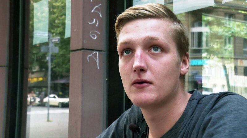 Julian wollte seine sechs Jahre andauernde Abhängigkeit von harten Drogen endlich hinter sich lassen und hat gerade erfolgreich eine Entgiftung absolviert. Voller Hoffnung verlässt der 23-Jährige die Entzugsklinik. Doch Julian bekommt keinen Platz in einer Übergangseinrichtung. Er weiß nicht, wohin und kehrt frustriert ins Frankfurter Bahnhofsviertel zurück. – Bild: RTLZWEI