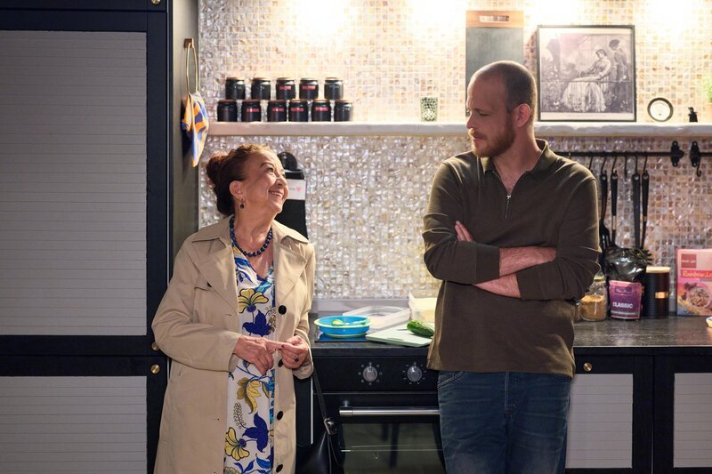 Tobias (Patrick Müller) kommt auf die Idee, sich mit Nuray (Lilay Huser) zu verbünden. – Bild: RTL /​ Stefan Behrens /​ Tauchgang mit Todesfolge