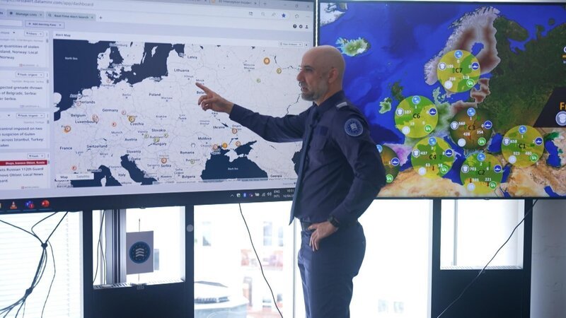 Agamemnon Bozinis bei einer Lagebesprechung im FRONTEX-Headquarter in Warschau – Bild: RTL