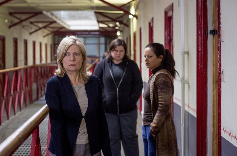 Hinter Gittern: Die Mitgefangenen Britta (Nadine Wrietz, M.) und Marita (Katharina Eckerfeld, r.) schikanieren Isa von Brede (Sabine Postel, l.). – Bild: WDR/​ARD/​Georges Pauly