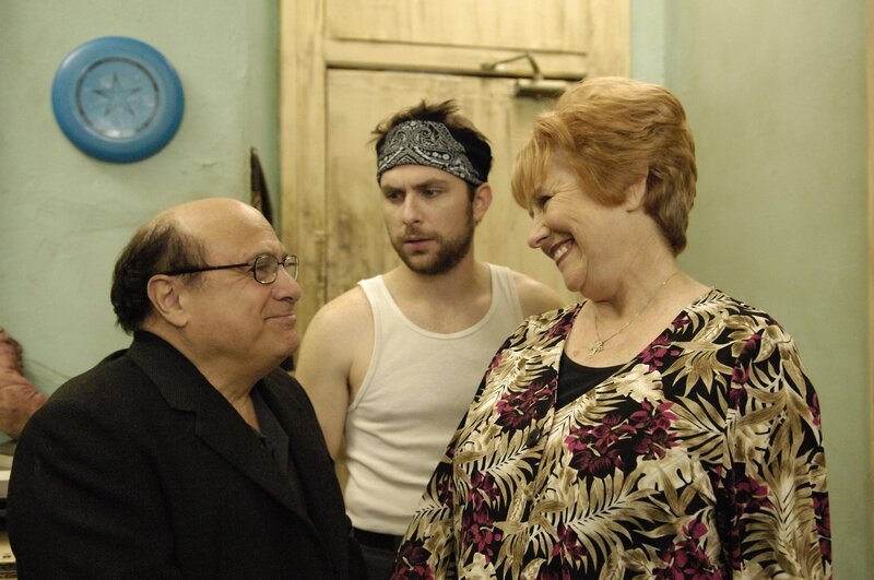 Frank (Danny DeVito, l.) gräbt alte Geschichten aus und trifft sich mit einem One Night Stand den er vor 30 Jahren hatte – Bonnie Kelly (Lynne Maria Stewart, r.), Charlies Mutter. Charlie (Charlie Day, M.), der seinen Vater nicht kennt, zählt nun eins und eins zusammen … – Bild: Fox