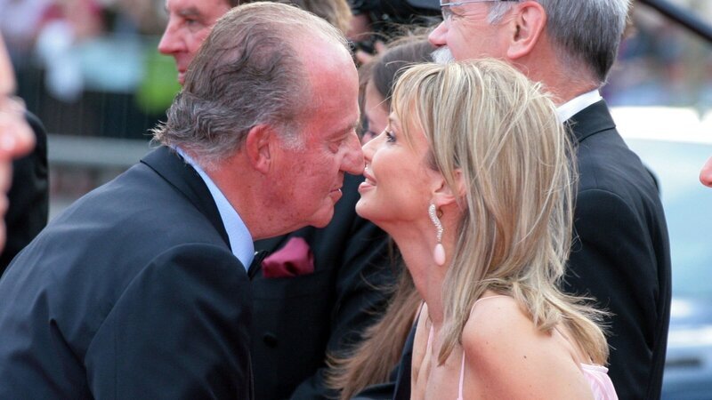 Die Affaire mit ihr kostet ihm den Thron: König Juan Carlos und Corinna Prinzessin Sayn-Wittgenstein. – Bild: ZDF und picture alliance/​SCHROEWIG/​Maelsa