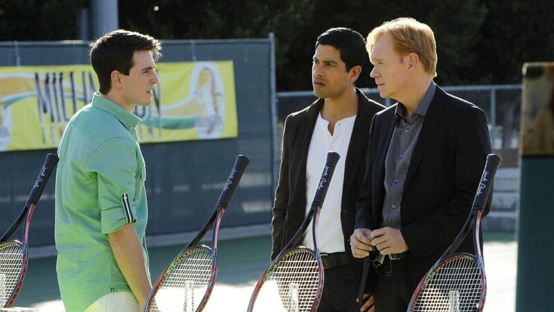 Horatio (David Caruso, re.) und Delko (Adam Rodriguez, Mi.) müssen einen Mord an der angesehenen Tennis Academy aufklären und befragen den Academy-Angestellten Andrew Kingman (Travis Caldwell) zu seinen Beobachtungen. – Bild: MG RTL D /​ CBS