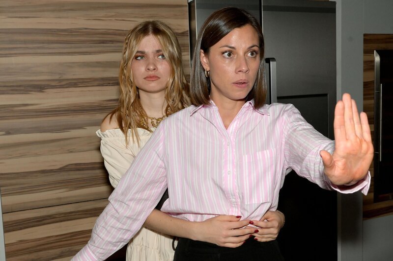 Johanna (Charlott Reschke, l.) und Matilda (Anna-Katharina Fecher) merken, dass es Robin mit seiner Drohung ernst meint … – Bild: RTL /​ Rolf Baumgartner /​ Ernüchterung