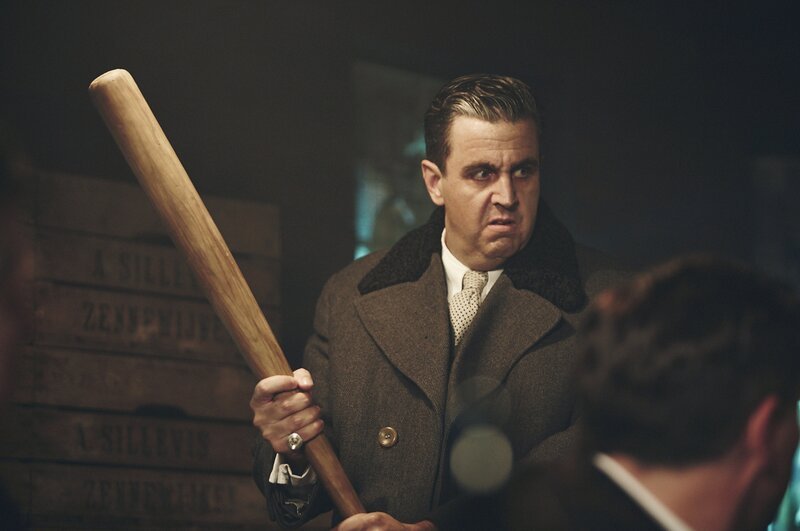 Hat den Baseballschläger und seine Männer im Griff: Bastian Pastewka als Al Capone. – Bild: ZDF/​Kristof Galgoczi Nemeth