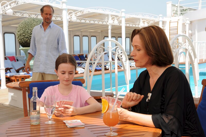 Ganz zum Leidwesen von Martin (Jochen Horst, l.) freundet sich seine Tochter Laura (Antonia v. Weizsäcker, M.) mit Anke (Sabine Bach, r.) an. – Bild: ZDF/​Dirk Bartling