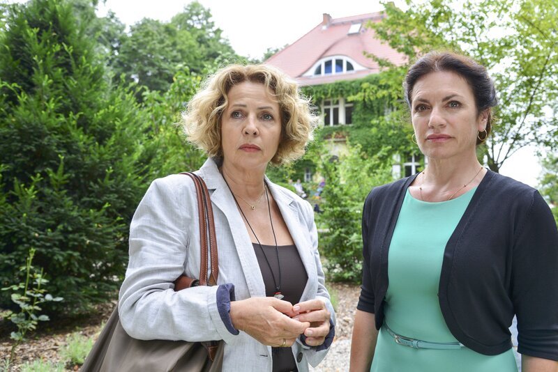 Karin Jacobsen (Michaela May, li.) erzählt Pfarrerin Franziska Kemper (Christine Neubauer), dass sie mit ihrem Mann 37 Jahre glücklich verheiratet war, bis er wegen seiner Demenz in ein Heim musste. – Bild: ORF III