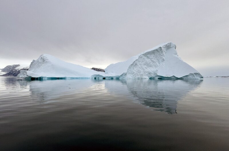 Die grönländischen Eisberge gelten als letzte Zufluchtsorte der Eisbären. Ihr Verschwinden ist ein Zeichen des voranschreitenden Klimawandels. – Bild: Mike Magidson