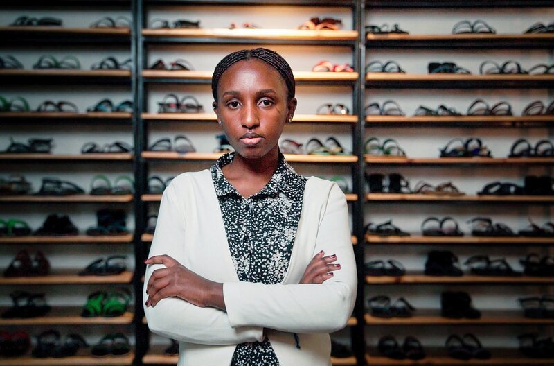 Kevine, Mitbegründerin der umweltfreundlichen Schuhmarke Uzurii: Ihr Team besteht zu 90 Prozent aus Frauen. – Bild: ZDF /​ Cedric Karemangingo/​Spiegel TV