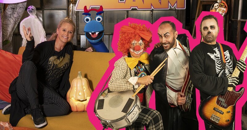 Es wird gruselig bei SingAlarm! Es ist der schaurigste Tag des Jahres und Raketen Erna bringen mit ihrem Song „Halloween Gang“ die passende Halloween-Stimmung ins „SingAlarm“-Studio. – Bild: ZDF/​Tim Bornemann