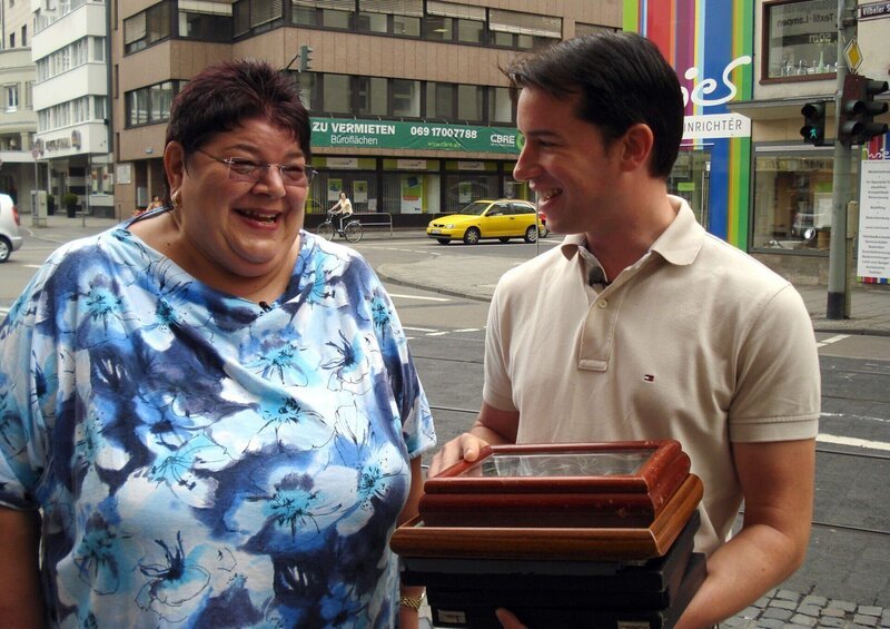 Die 59-jährige Lioba möchte all ihr Hab und Gut verkaufen und endlich ihrem Mann in die Türkei folgen. Helfen dabei soll ihr Trödelprofi Antoine Richard. – Bild: RTL II