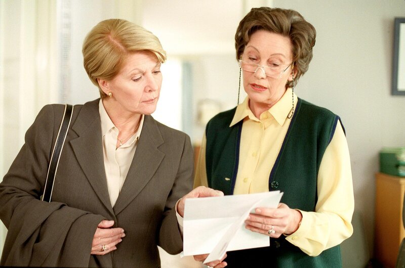 Julia und Regine Beranek im Büro (v.li.: Christiane Hörbiger, Hertha Schell). – Bild: ORF/​Petro Domenigg