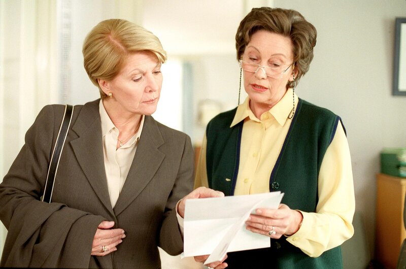 Julia und Regine Beranek im Büro (v.li.: Christiane Hörbiger, Hertha Schell). – Bild: ORF/​Petro Domenigg