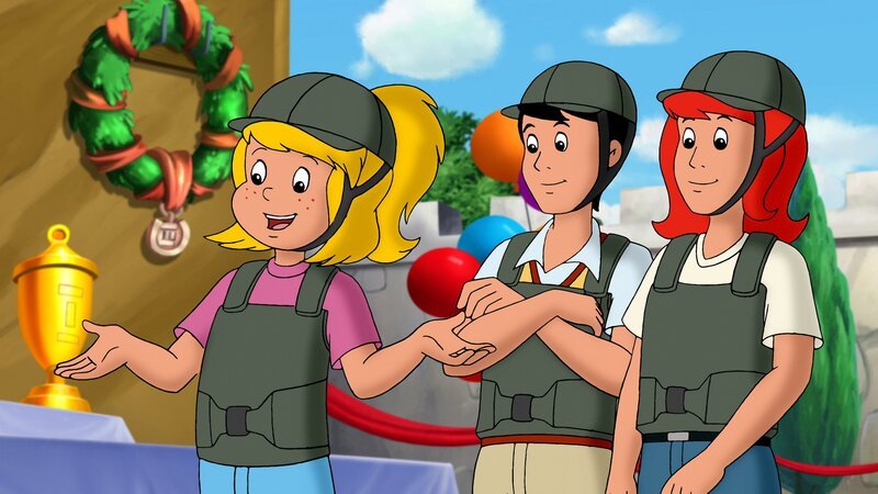 Trotz Adalberts Sabotageversuchen hat Bibi den Geländeritt gewonnen. – Bild: ZDF/​Kiddinx – Berlin