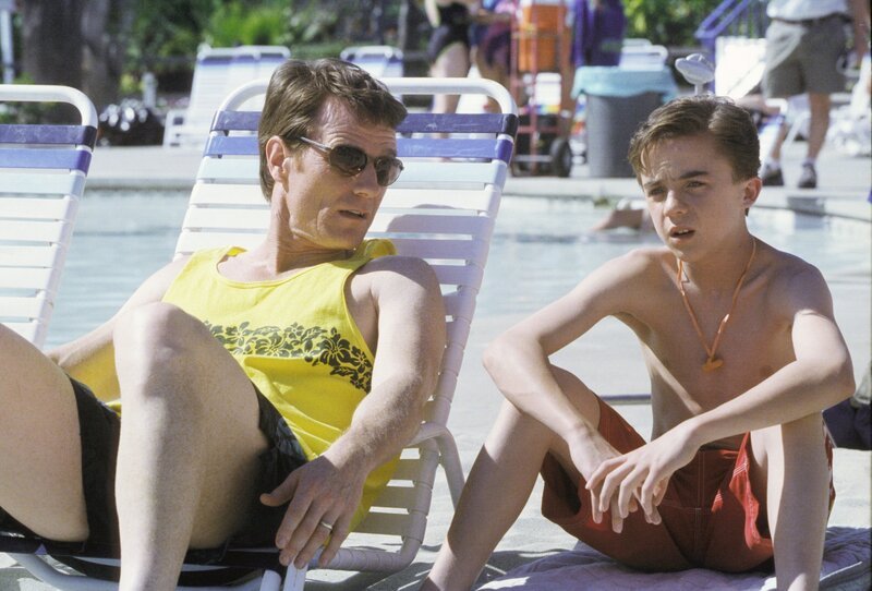 Malcolm (Frankie Muniz, re.) erzählt seinem Vater Hal (Bryan Cranston), dass er nichts für den Wasserpark übrig hat. – Bild: ViacomCBS