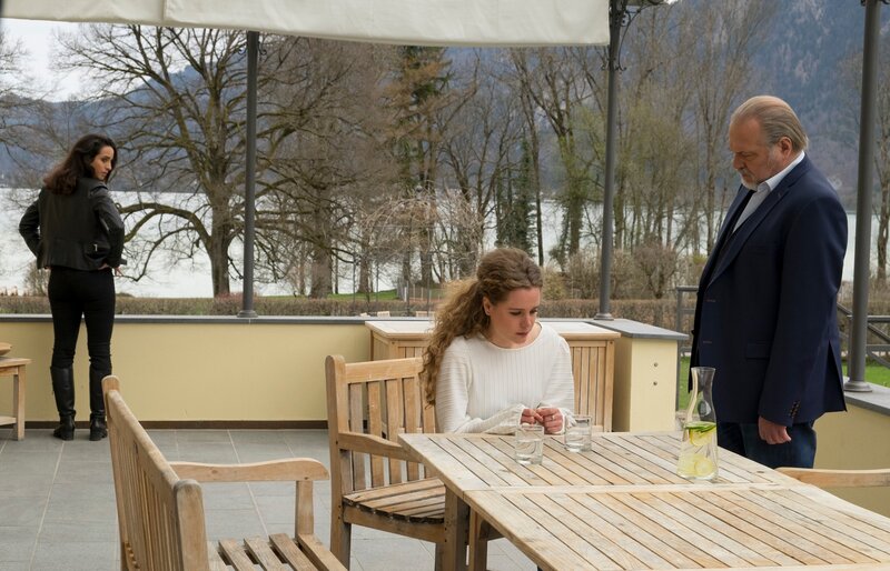 Richard Voss (Jan-Gregor Kremp, r.) und Annabell Lorenz (Stephanie Stumph, l.) befragen die Unternehmerstochter Caro Schaller (Klara Deutschmann, M.). Man hat ihre beste Freundin tot aufgefunden. – Bild: Erika Hauri /​ ZDF