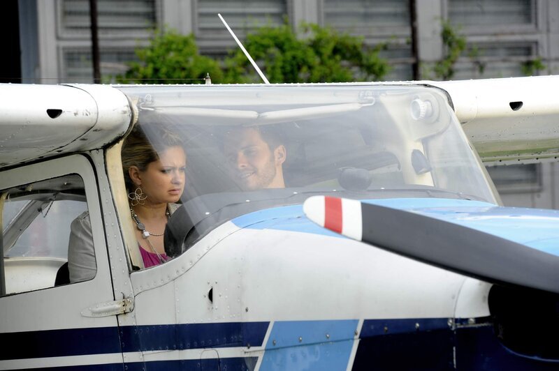 Mia (Josephine Schmidt, l.) lässt sich von Enrique (Jacob Weigert, r.) zum ersten Mal in den Himmel entführen … – Bild: SAT.1 /​ Oliver Ziebe