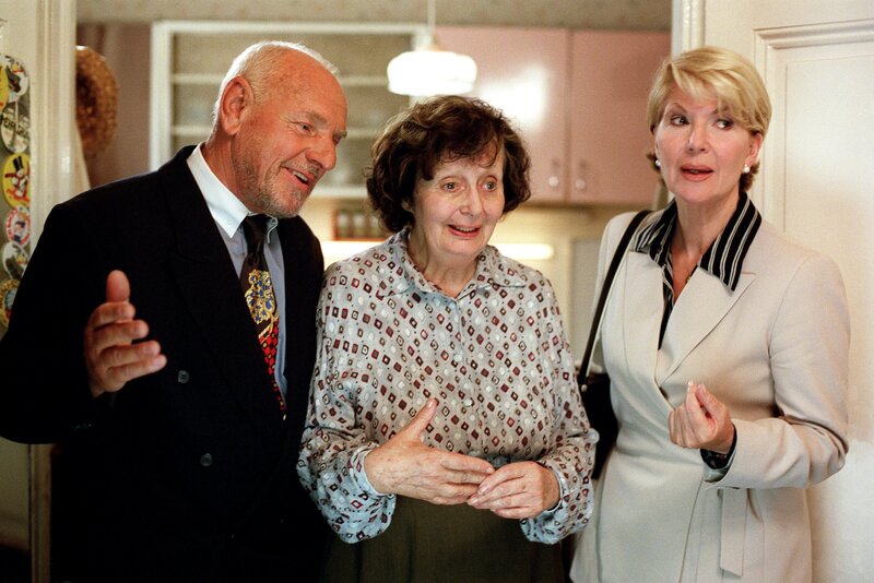 On the right: Julia Laubach (Christiane Hörbiger) – Bild: ORF III