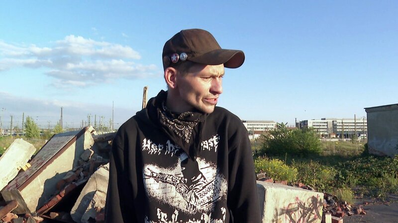 André (37) ist obdachlos und suchtkrank und lebt sein neun Jahren auf dem Gelände.. Nun soll es geräumt werden. – Bild: RTLZWEI