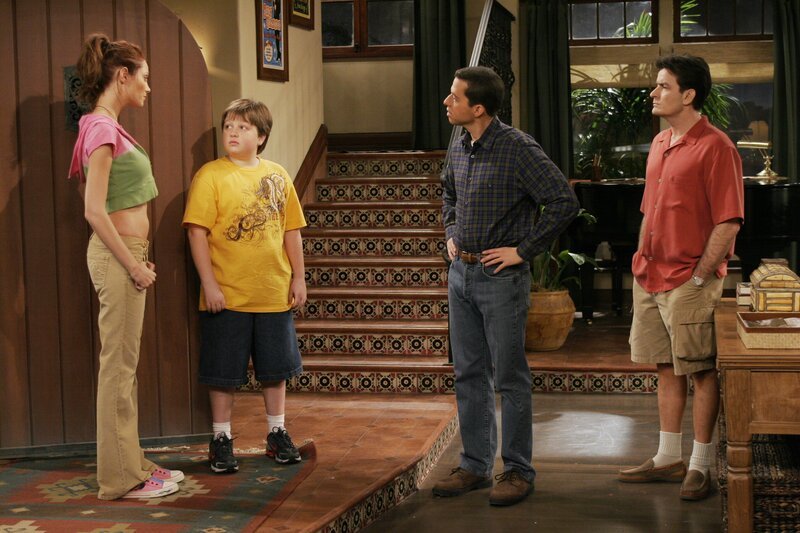 Jake (Angus T. Jones, 2.v.l.) lädt Kandi (April Bowlby, l.) zu seinem Geburtstag ein und jetzt steht Alan (Jon Cryer, 2.v.r.) vor dem Problem, dass er sich mit seiner jungen Freundin vor seiner gesamten Familie outen muss. Charlie (Charlie Sheen, r.) freut sich darüber … – Bild: Warner Brothers Entertainment Inc.