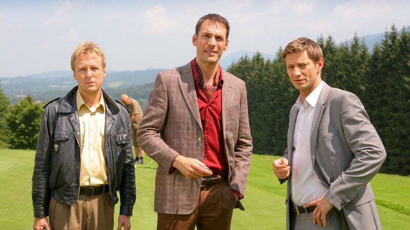 Der neue Fall führt die Ermittler auf einen Golfplatz: Polizist Michael Mohr (Max Müller, l.), Christian Tebbe (Alexander Mazza, M.) und Kommissar Sven Hansen (Igor Jeftic, r.). – Bild: ZDF und Christian A. Rieger – klick