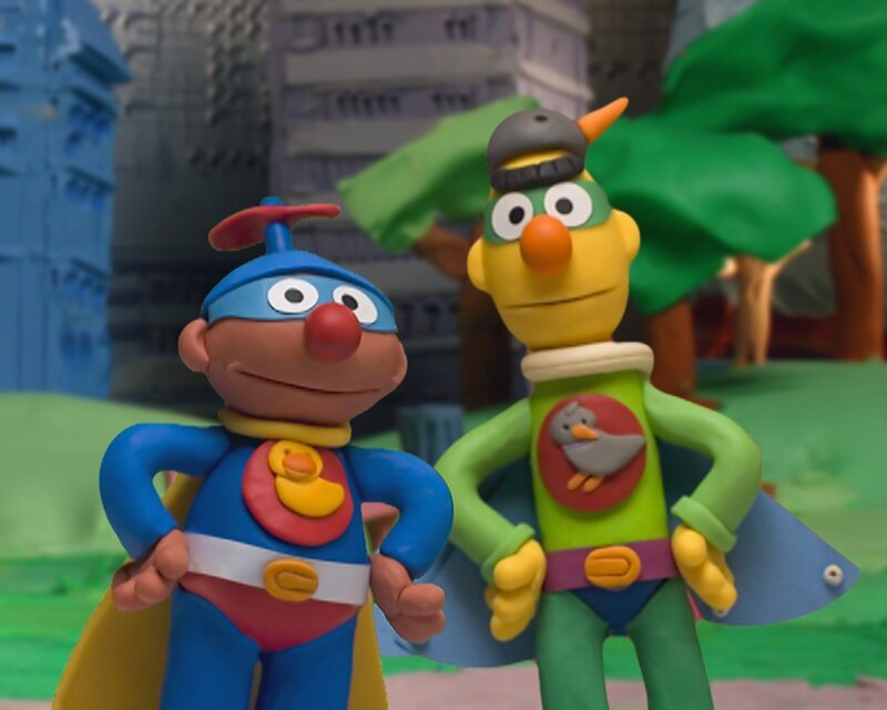 Ernie (re.) und Bert (li.) wollen als Superhelden ihre übernatürlichen Fähigkeiten zum Einsatz bringen. – Bild: NDR/​Sesameworkshop