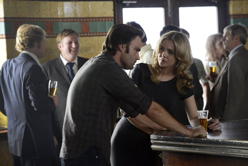 Dr. Patrick McNaughton (Jonathan LaPaglia, l.); Joan Millar (Jessica Marais, r.) – Bild: 2015 Sony Pictures Television Inc. All Rights Reserved. /​ David Dare Parker Lizenzbild frei