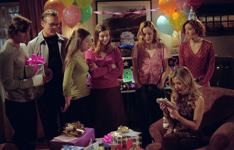 V.l.: Xander (Nicholas Brendon), Rupert Giles (Anthony Stewart Head), Dawn Summers (Michelle Trachtenberg), Tara Maclay (Amber Benson), Anya (Emma Caulfield), Buffy (Sarah Michelle Gellar), Willow (Alyson Hannigan). Die Verwendung des sendungsbezogenen Materials ist nur mit dem Hinweis und Verlinkung auf RTL+ gestattet. – Bild: RTL /​ Twentieth Century Fox Film Corporation