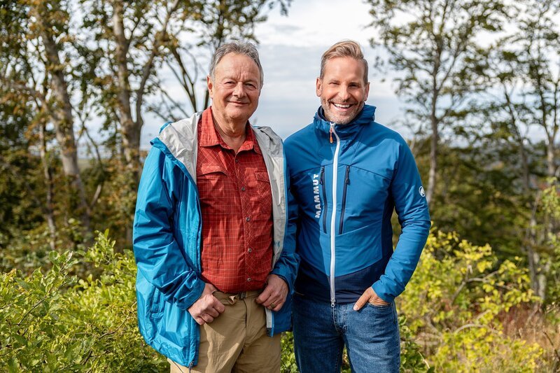 Thomas Bucheli, Leiter SRF Meteo, und Sebastian Weber, Chefmeteorolge Servus TV, erforschen das Alpenwetter. – Bild: SRF/​West4Media /​ Alexander Brus
