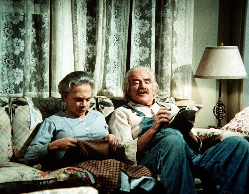 Noch sitzen Sam (Will Geer, r.) und Ester Walton (Ellen Corby, l.) ganz friedlich beisammen. Sie ahnen nicht, dass Sam am nächsten Abend wütend das Haus verlassen wird, um bei seinem Freund Ike Godsey zu übernachten. – Bild: Sat.1 Gold