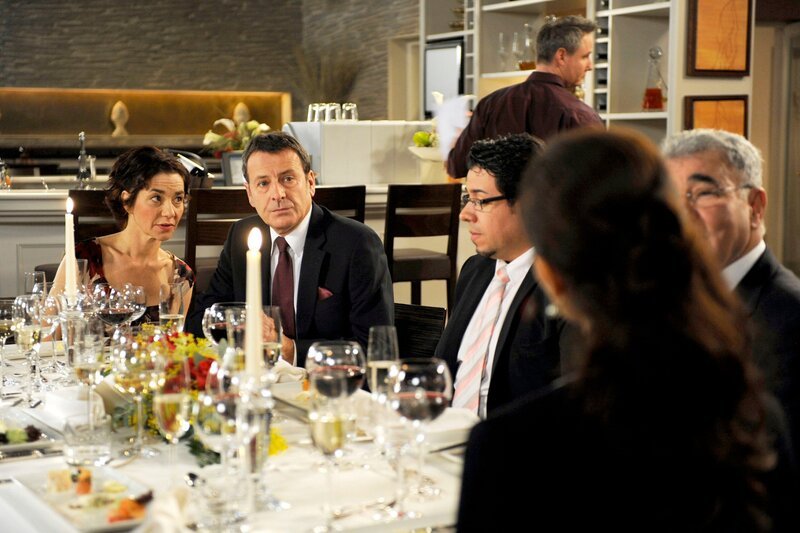 ARD ROTE ROSEN FOLGE 1452, am Montag um 14:10 Uhr im ERSTEN. Merle (Anja Franke, l.) entgeht nicht, welche Wirkung Benita (Barbara Ricci, 2.v.r mit Komparsen) auf Gunter (Hermann Toelcke, 2.v.l.) hat. – Bild: ARD/​Nicole Manthey