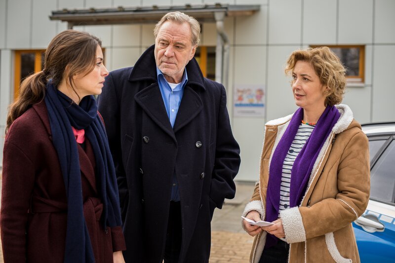 Arthur Bauer (Gerd Silberbauer, M.) und Katharina Hahn (Bianca Hein, l.) sprechen mit Regina Plaue (Daniela März, r.). – Bild: ZDF/​MARKUS SAPPER