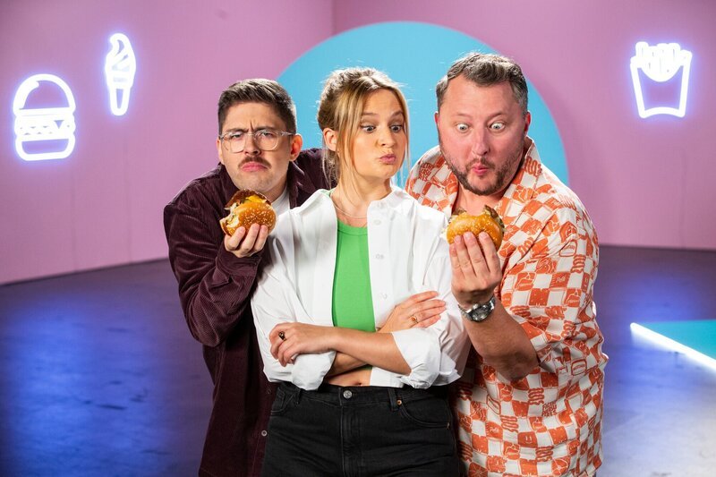 Sebastian Lege (r.), Lilly Temme (M.) und Florian Reza (l.) sind dem Öko-Schummel von McDonald’s auf der Spur: Was steckt wirklich im pflanzlichen Burger McPlant? – Bild: David Biene /​ ZDF