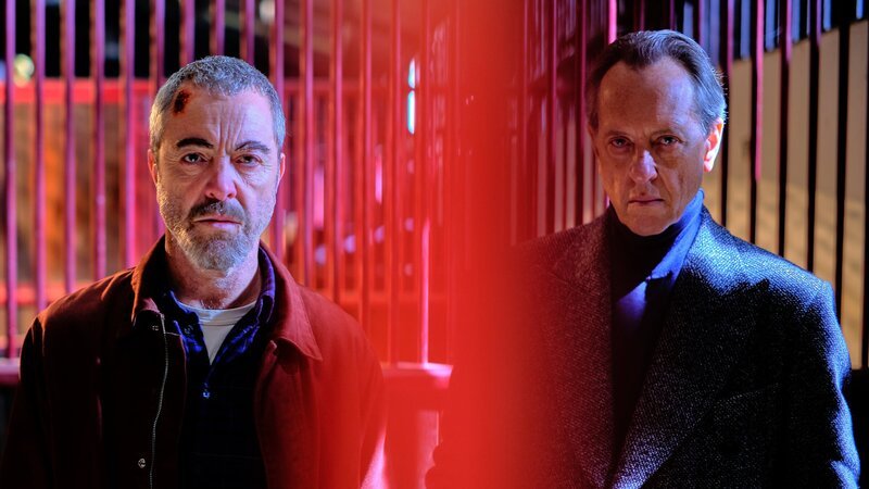 Im Laufe seiner privaten Ermittlungen zum Tod seiner Tochter trifft Danny (James Nesbitt, l.) auf einer Rennbahn auf den Unternehmer Harry Carr (Richard E. Grant, r.). – Bild: ZDF