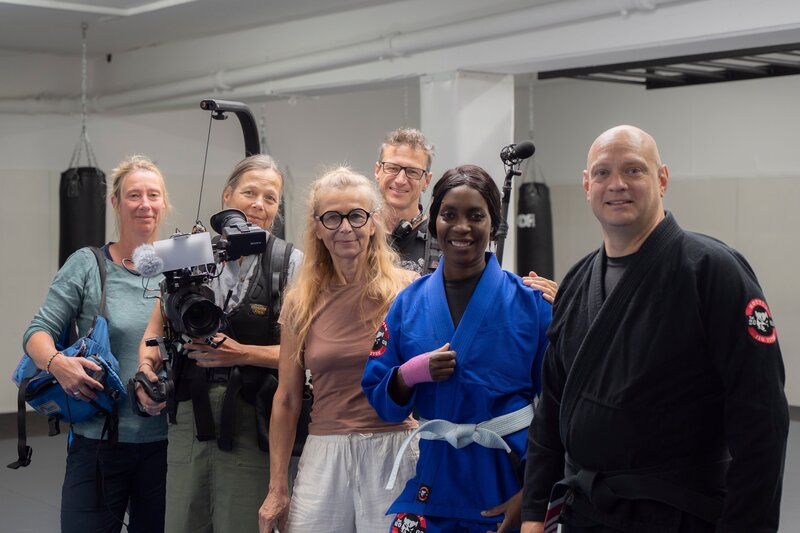 Sadia (2. von links) und die Autorin Birgit Eckelt (3. von links) bei den Dreharbeiten. – Bild: Tabea Hofmann /​ BR