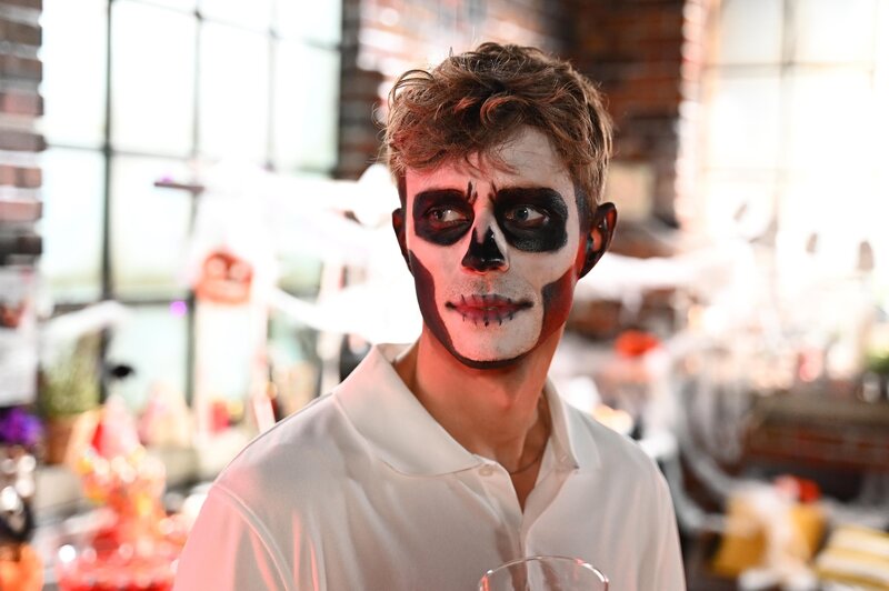 Leyla will sich ihren Fauxpas vor Elias (Robin Schick) nicht anmerken lassen. – Bild: RTL /​ Julia Feldhagen /​ Bündnis mit dem Feind