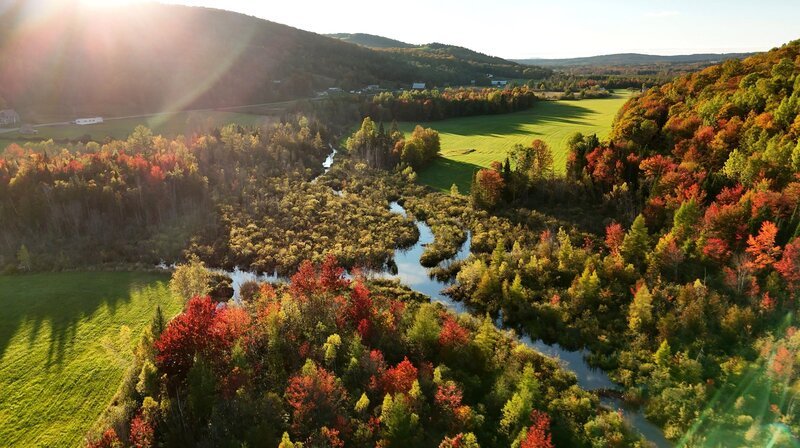 Farbige Flusslandschaft: Neuenglands leuchtende Herbstwälder sind weltberühmt. – Bild: NDR Farbige Flusslandschaft: Neuenglands leuchtende Herbstwälder sind weltberühmt. – Bild: NDR
