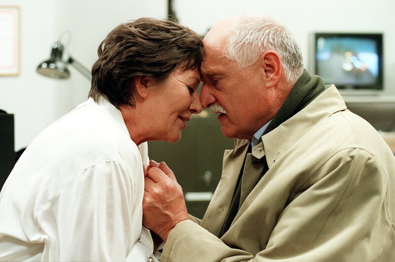 L-R: Regine Beranek (Hertha Schell) und Dr. Tischner (Gerhard Dorfer). – Bild: ORF III