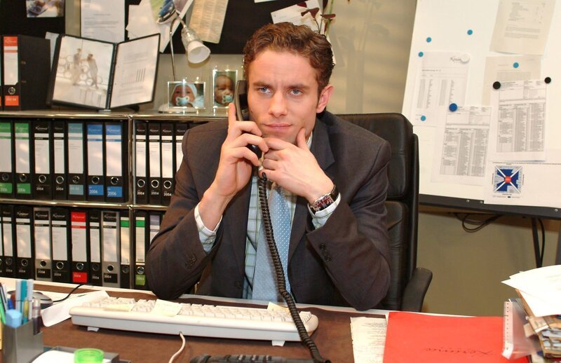 Max (Alexander Sternberg) hat mit seinen Geldsorgen zu kämpfen und die ausgefallenen Hochzeitsvorbereitungen machen seine Probleme noch größer. – Bild: SAT.1 /​ Monika Schürle Eigenproduktionsbild frei