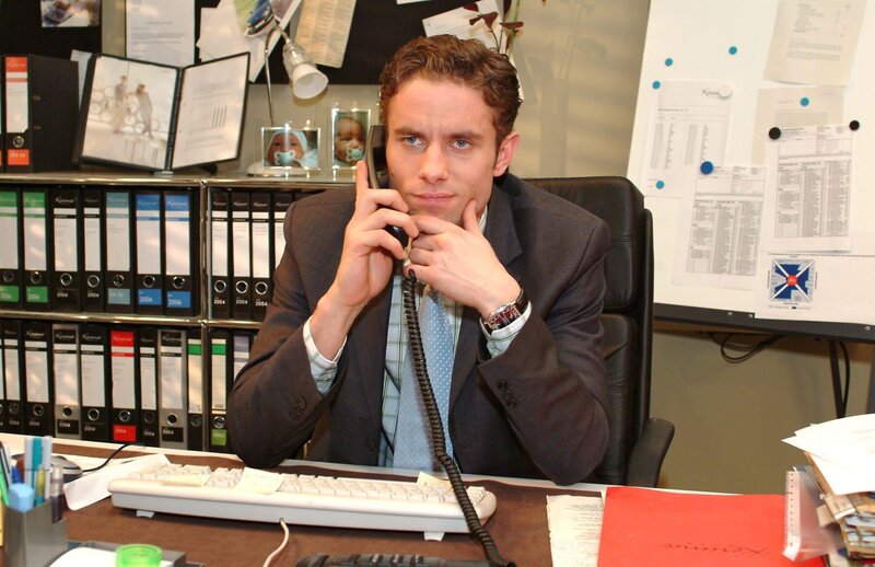 Max (Alexander Sternberg) hat mit seinen Geldsorgen zu kämpfen und die ausgefallenen Hochzeitsvorbereitungen machen seine Probleme noch größer. – Bild: SAT.1 /​ Monika Schürle Eigenproduktionsbild frei