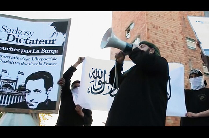 Radikale aus den europäischen Scharia-Netzwerken schaffen Verknüpfungen zwischen Europa und den Kriegsregionen in Syrien. – Bild: Artline Films